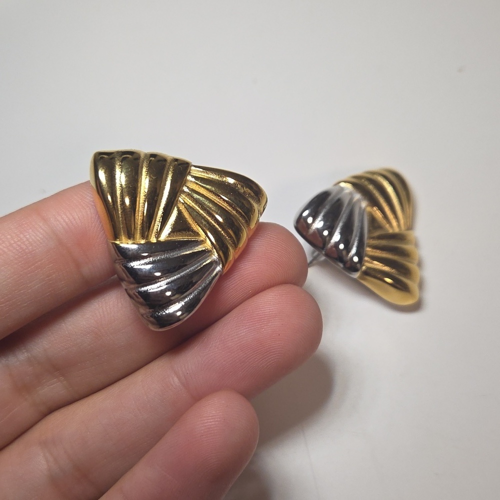 Nwt Non Tarnish Triangle Earrings Heaven Mayhem Inspired - Picture 6 of 6